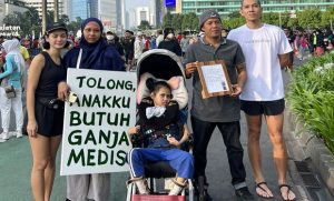 (Viral) Seorang Ibu-Ibu Bawa Poster Bertuliskan Legalkan Ganja Medis,Ternyata Sakit Anaknya Menghawatirkan