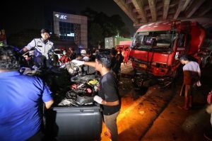 Kecelakaan Mematikan Di Cibubur Mobil Pertamina Dan Beberapa Kendaraan Lain nya