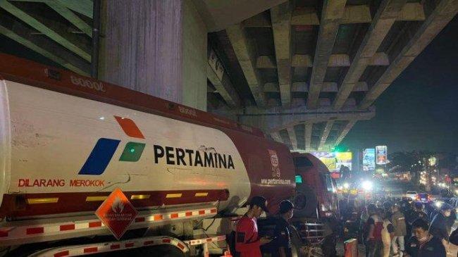 Penyebab terjadi nya kecelakaan truk pertamina di cibubur