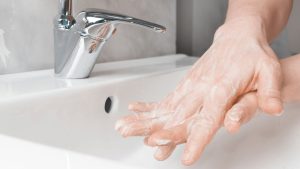 esta es una forma de lavarse las manos sin tocar