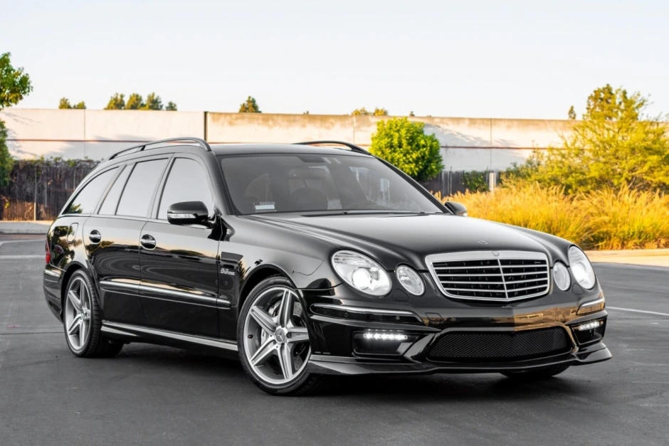Mercedes E 55 AMG Wagon without limiter reaches maximum speed on the highway