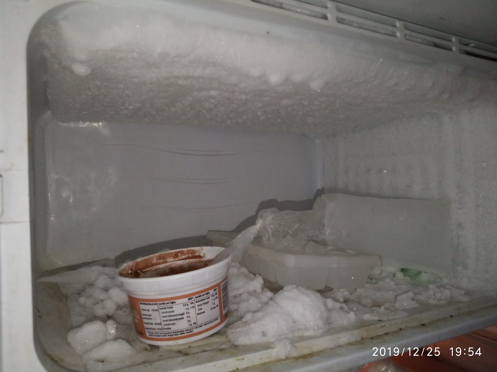 Tips Cara cepat Untuk mencairkan bunga es di kulkas, hanya butuh 10 menit