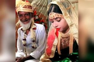 Information Bride Groom Video Viral: Elderly man got married to 25 year old girl, see how was the reaction of the bride