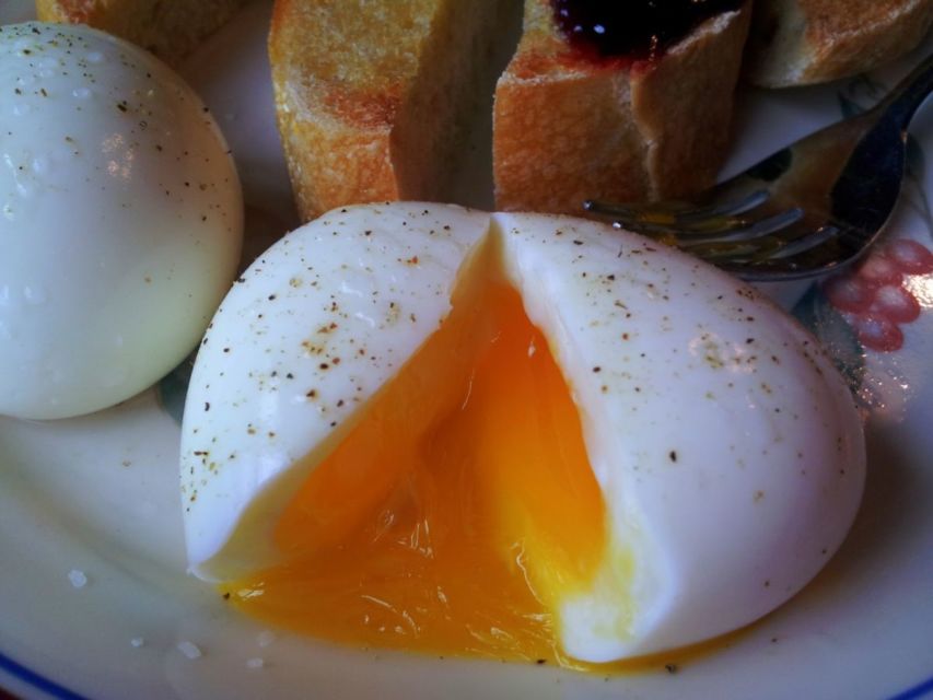 Telur adalah salah satu sumber protein paling populer.

Telur dianggap memiliki nilai ekonomi lebih dibandingkan daging. Pasalnya, untuk volume yang sama, misalnya 1 kg daging dan telur, kedua makanan ini memiliki jumlah yang berbeda.

Anda bisa mengolah satu kilo telur menjadi berbagai macam makanan, namun 1 kilo daging ayam hanya bisa diolah menjadi berbagai macam makanan. Tak heran jika telur sering dijadikan sebagai makanan pokok dalam rumah tangga, terutama bagi mereka yang memiliki budget terbatas namun ingin makan sehat.

Nah, salah satu cara kerja telur yang sering disukai adalah telur setengah matang. Meski ada yang tidak suka, namun tak sedikit yang menyukai olahan telur setengah matang.

Cara memasak telur rebus 
Namun, sebagian masyarakat belum bisa mengolah telur rebus ini dengan baik. Dikutip dari BBC Good Food, berikut adalah trik telur rebus yang bisa Anda coba di rumah.

Pertama, rebus air dalam panci sedang. Selain itu, pastikan telur belum didinginkan di lemari es sebelum menambahkannya.

Menjaga telur pada suhu kamar mengurangi kemungkinan retak. Hal ini dikarenakan perubahan suhu dari dingin ke hangat dapat menyebabkan telur rebus menjadi retak atau retak.

Sebelum memasak, buat lubang kecil pada telur dengan tusuk telur untuk mengurangi kemungkinan telur pecah saat dipanaskan. Perlahan masukkan telur ke dalam air.

Setel pengatur waktu Anda selama 4-5 menit untuk menyajikan telur encer, atau 6-7 menit untuk telur setengah matang untuk salad. Cara merebus telur rebus 
Jika suka, telur rebus juga cocok untuk masakan berkuah seperti mie rebus dan masakan berkuah lainnya.

Untuk salad, pecahkan telur ke dalam mangkuk segera setelah timer berbunyi. Ini menghentikan proses memasak dan memungkinkan kulit menjadi dingin dengan cepat sehingga bisa dikupas.

Jadi, inilah panduan kami tentang berapa lama rasa telur rebus. - 5 menit: Putih telur dan kuning telur yang baru dikocok (bukan dikocok) - ideal untuk saus.

- 6 menit: Kuning telurnya encer dan putihnya sedikit bergoyang. 7 menit: Kuning telurnya hampir matang, lengket dan enak.

8 menit : Konsistensi hampir seperti selai, sehingga kuning telur tidak lagi encer. - 10 Menit : Classic Poached Eggs - Bisa diblender tapi tidak kering.

Sempurna untuk sarapan karena telurnya tidak terlalu keras.