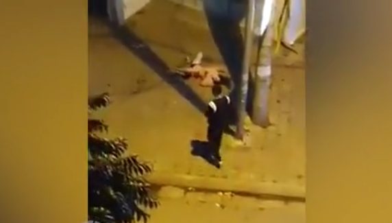 Camera nghiệp dư ghi lại cảnh nam thanh niên đâm chết bạn gái trên đường Vương Thừa Vũ, Hà Nội