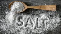 hilangkan ketombe dengan garam